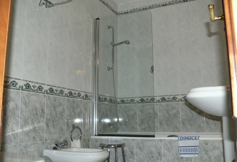 غرفة قياسية, Nico