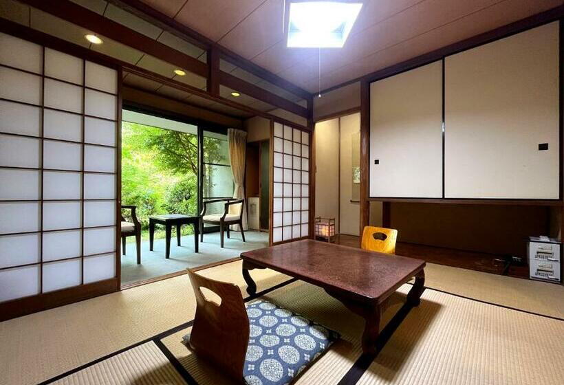 غرفة عائلية, Mitake