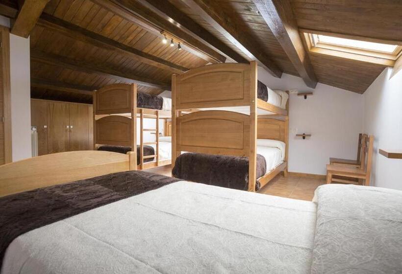 Четырехместный Номер Стандарт Вид на Сад, Albergue Camino Norte Hostel