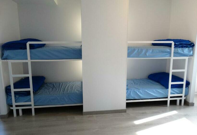 ルームシェアのワンベッド, Albergue Da Costa