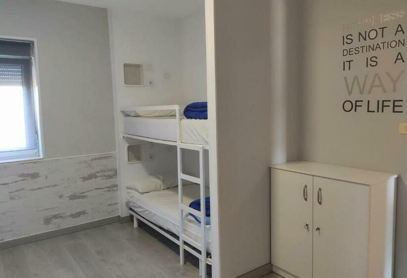 ルームシェアのワンベッド, Albergue Da Costa