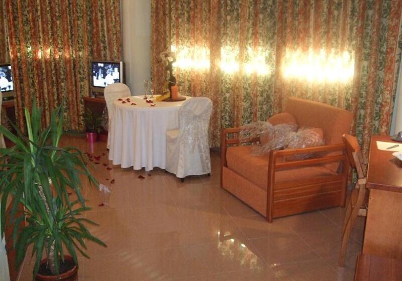 Mini Suite, Fonda Neus