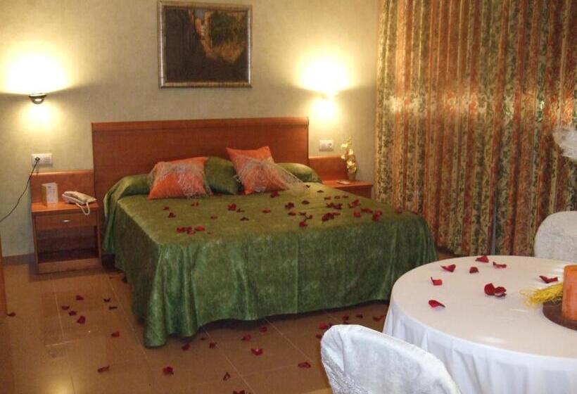 Mini Suite, Fonda Neus