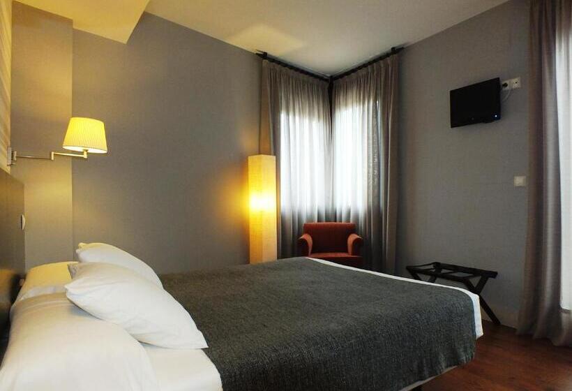 Deluxe room with river view, Puerta Del Arco