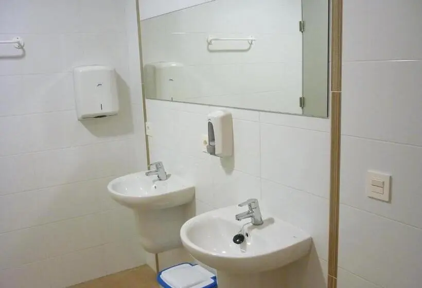 اتاق خانوادگی, Pensión Albergue Puente Ribeira