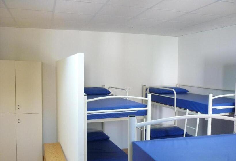 家庭间, Pensión Albergue Puente Ribeira