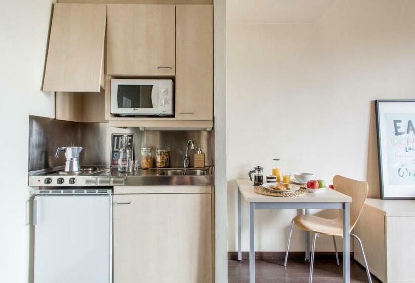 コンフォートワンルーム, Residencia Universitaria Giner De Los Ríos