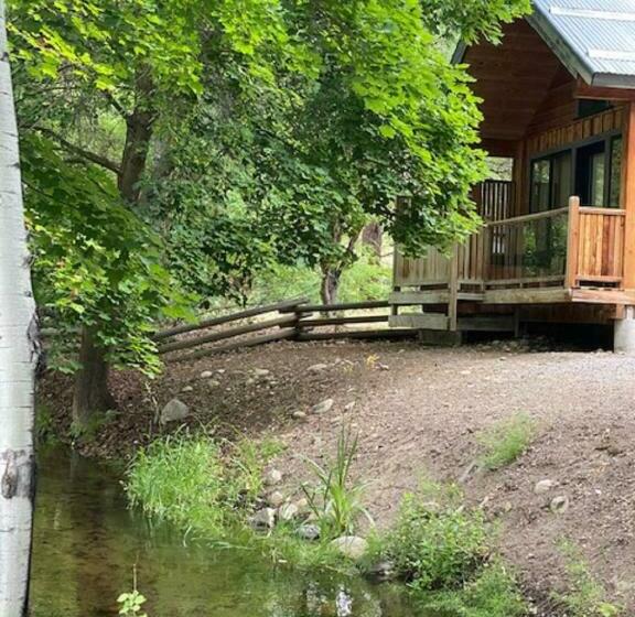 오두막, River's Edge Resort