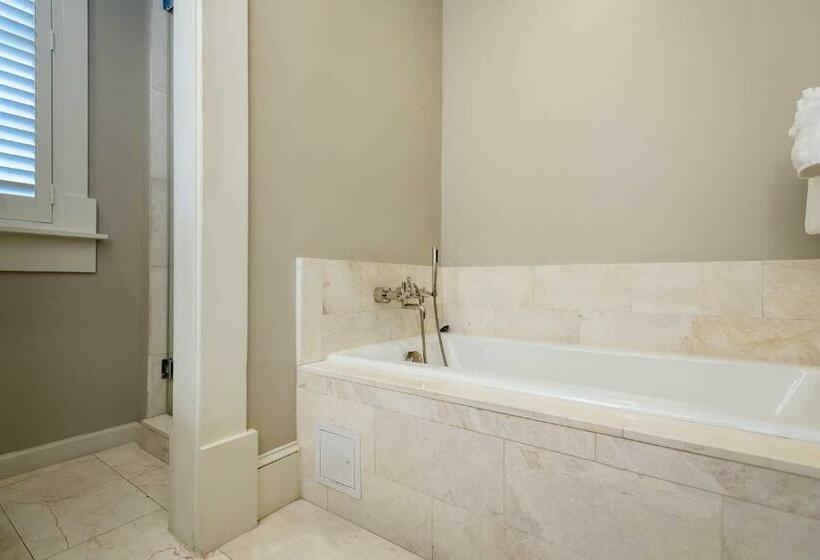 غرفة قياسية سرير كينج, The Pearl