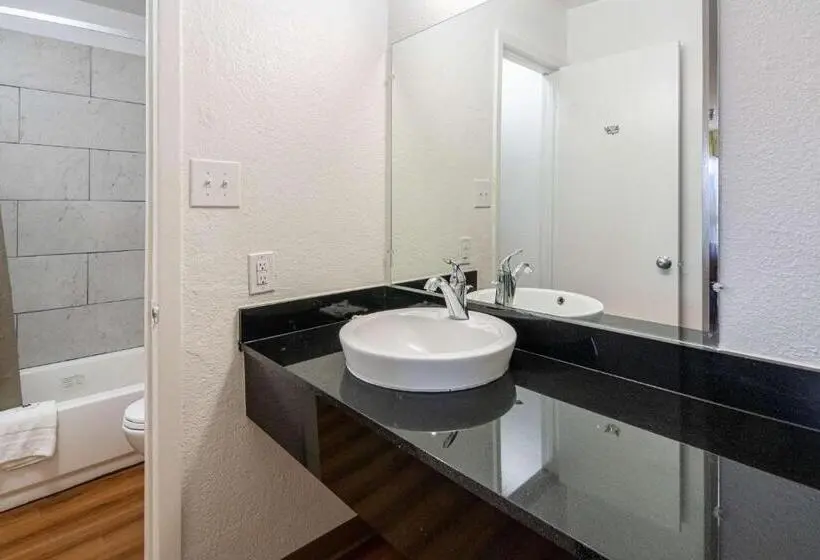 اتاق استاندارد با تخت بزرگ برای معلولان, Motel 6 Abilene, Tx