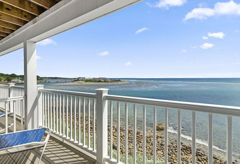 חדר סטנדרט לארבעה, The Sparhawk Oceanfront Resort