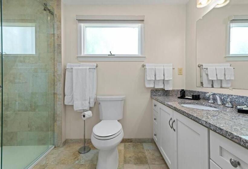 스탠다드 룸 킹사이즈 침대, The Sparhawk Oceanfront Resort