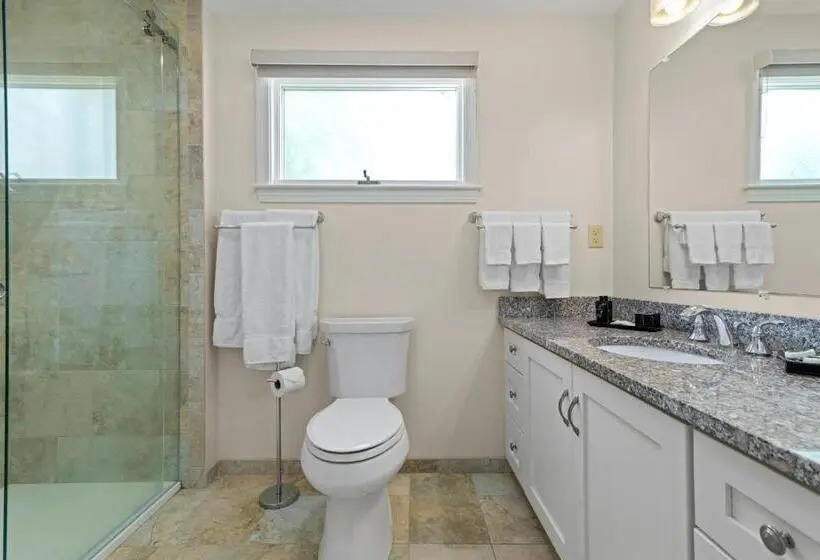 Standard-huone King-vuode, The Sparhawk Oceanfront Resort