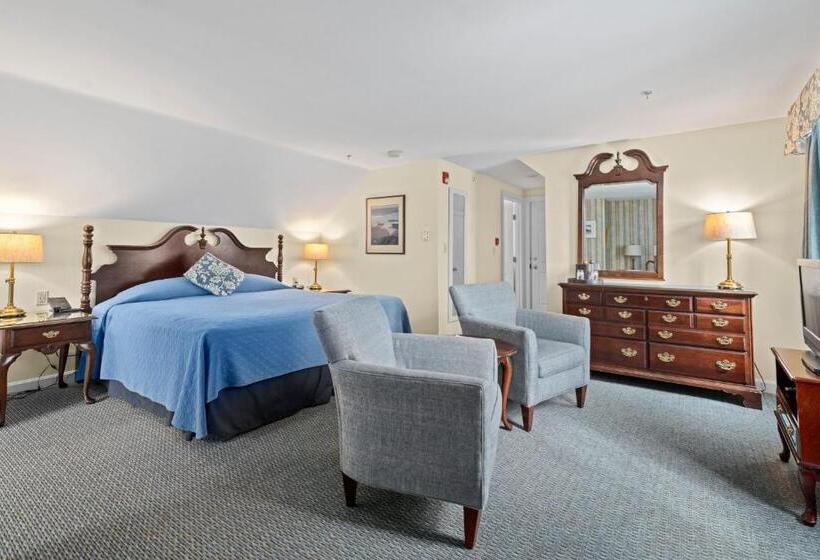מיטת קינג בסוויטה, The Sparhawk Oceanfront Resort