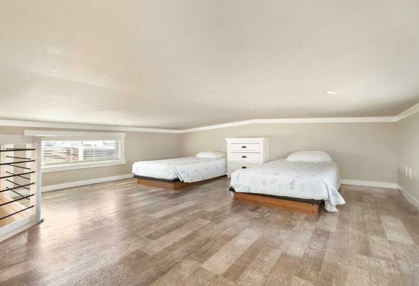 بانگلوی استاندارد, Tropic Island Resort