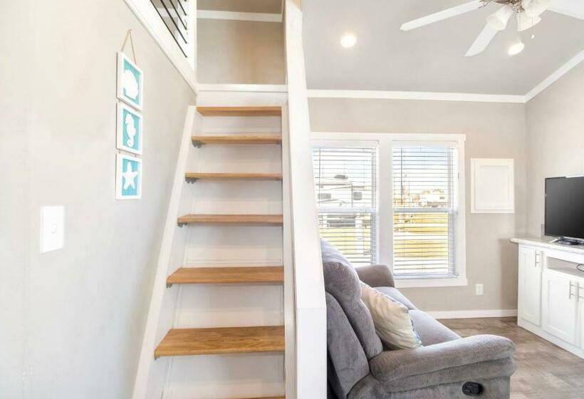 بانگلوی استاندارد, Tropic Island Resort