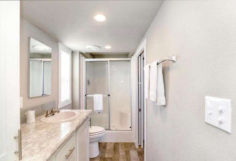 بانگلوی استاندارد, Tropic Island Resort