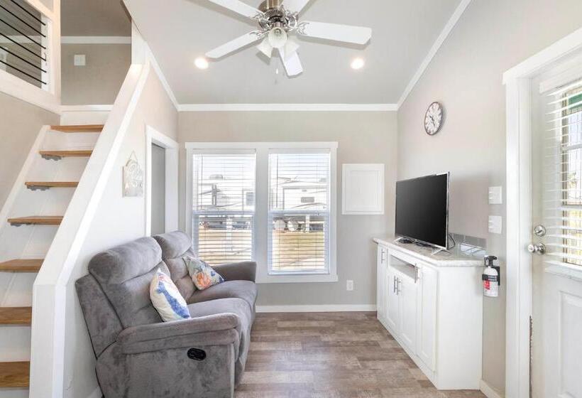 بانگلوی استاندارد, Tropic Island Resort