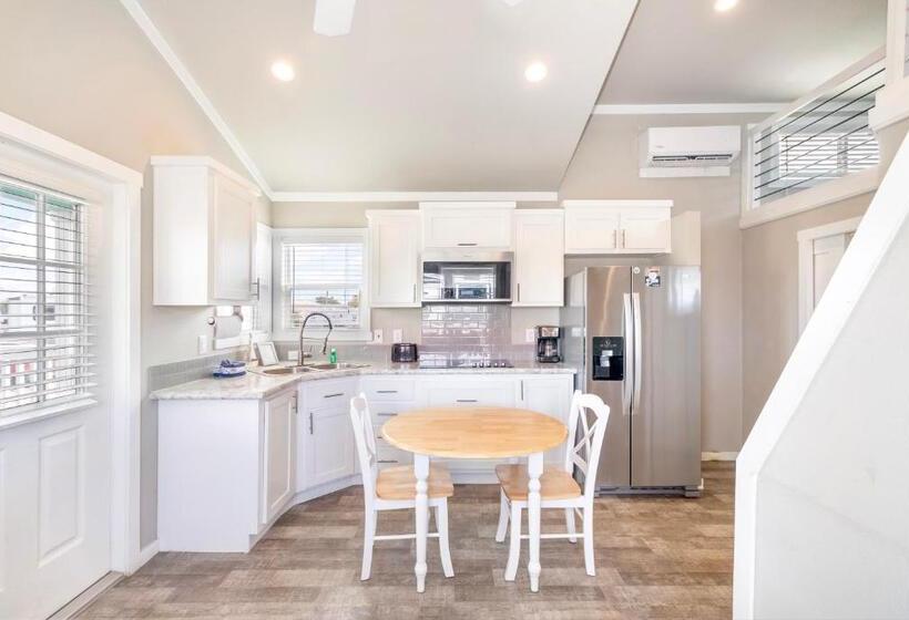 بانگلوی استاندارد, Tropic Island Resort