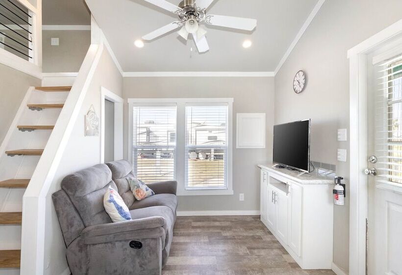 بانگلوی استاندارد, Tropic Island Resort