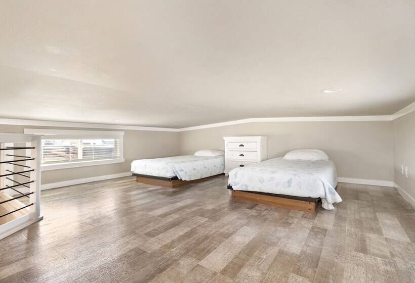 بانگلوی استاندارد, Tropic Island Resort