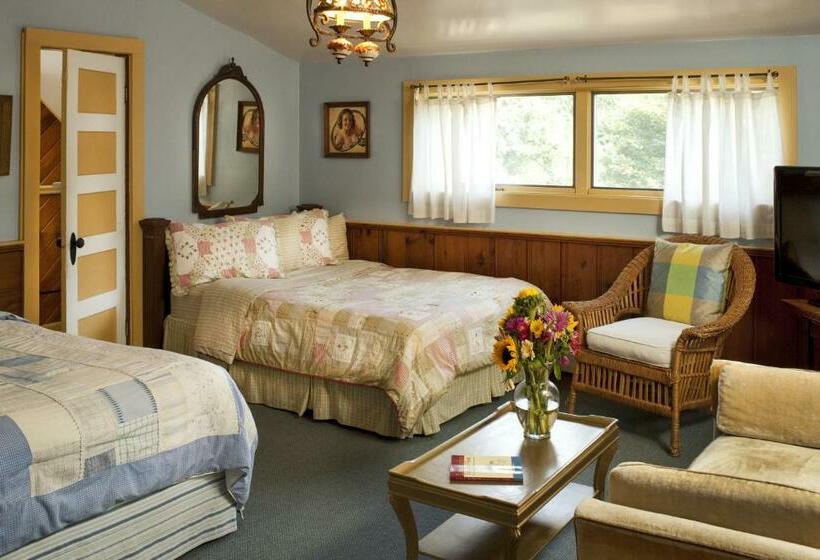 غرفة قياسية مزوَّدة بشُرفة, Abbey's Lantern Hill Inn