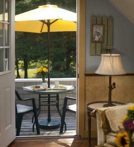 غرفة قياسية مزوَّدة بشُرفة, Abbey's Lantern Hill Inn