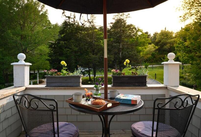 غرفة قياسية مزوَّدة بشُرفة, Abbey's Lantern Hill Inn