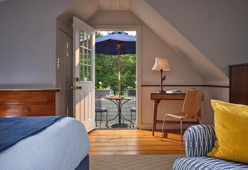 غرفة قياسية مزوَّدة بشُرفة, Abbey's Lantern Hill Inn