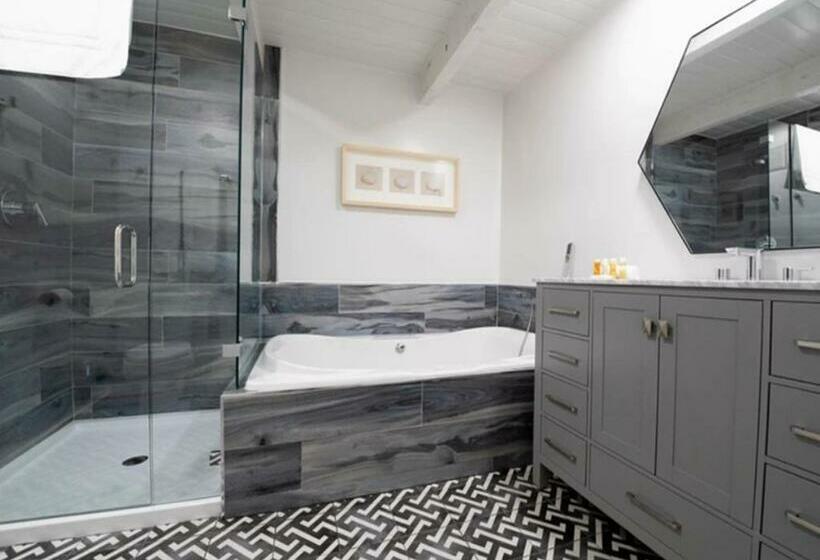 מיטת קינג בסוויטה, Alaskan Inn