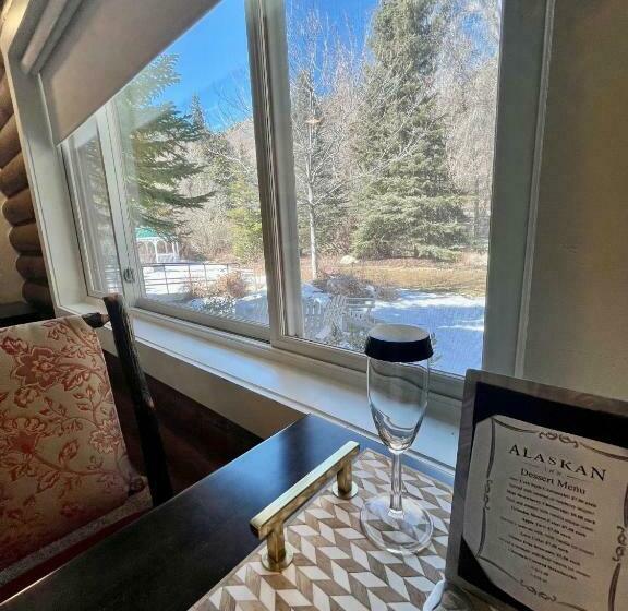 מיטת קינג בסוויטה, Alaskan Inn