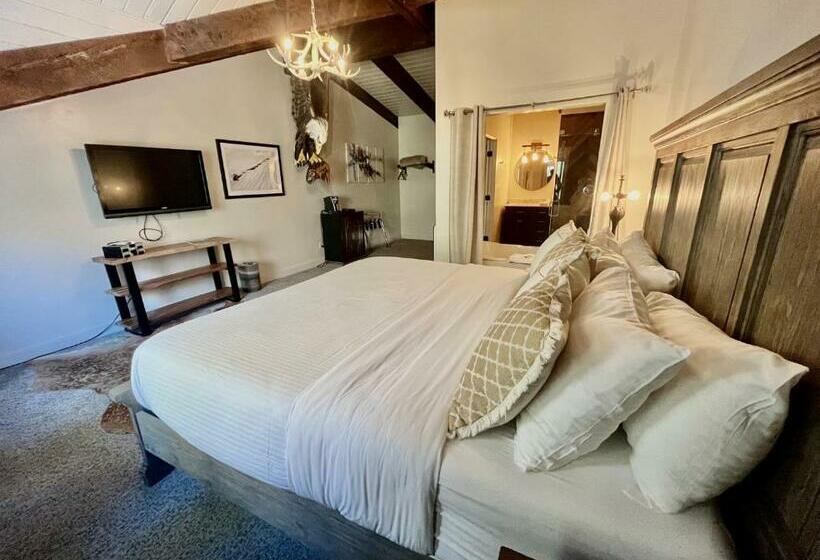 מיטת קינג בסוויטה, Alaskan Inn