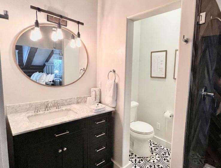 מיטת קינג בסוויטה, Alaskan Inn