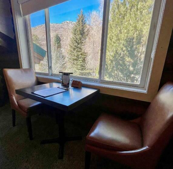 מיטת קינג בסוויטה, Alaskan Inn