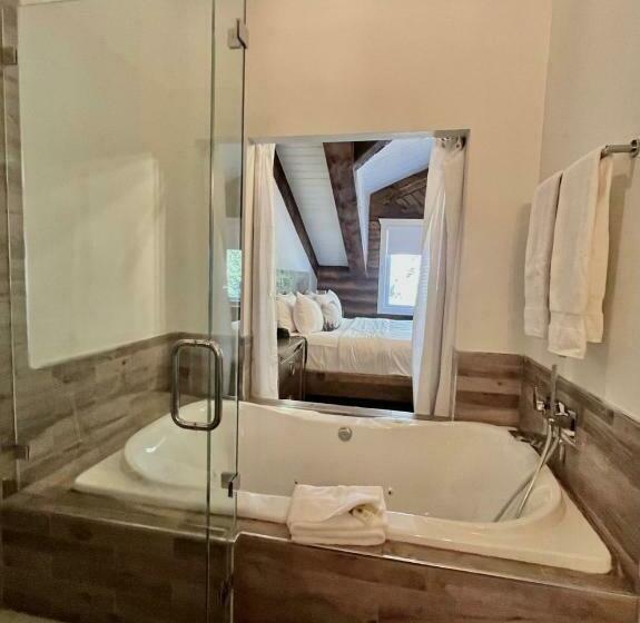 מיטת קינג בסוויטה, Alaskan Inn