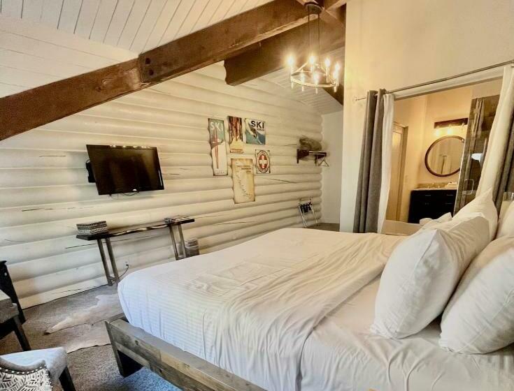 מיטת קינג בסוויטה, Alaskan Inn