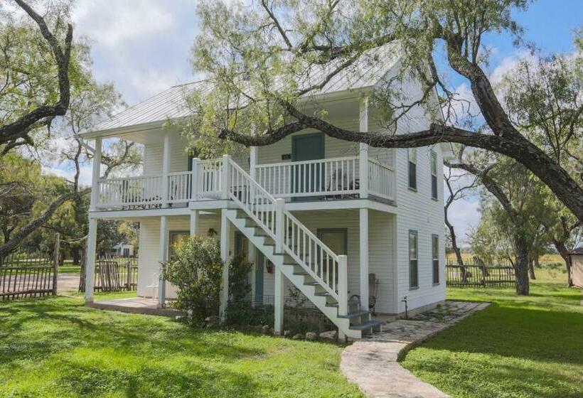 מיטת קינג בסוויטה, Full Moon Inn