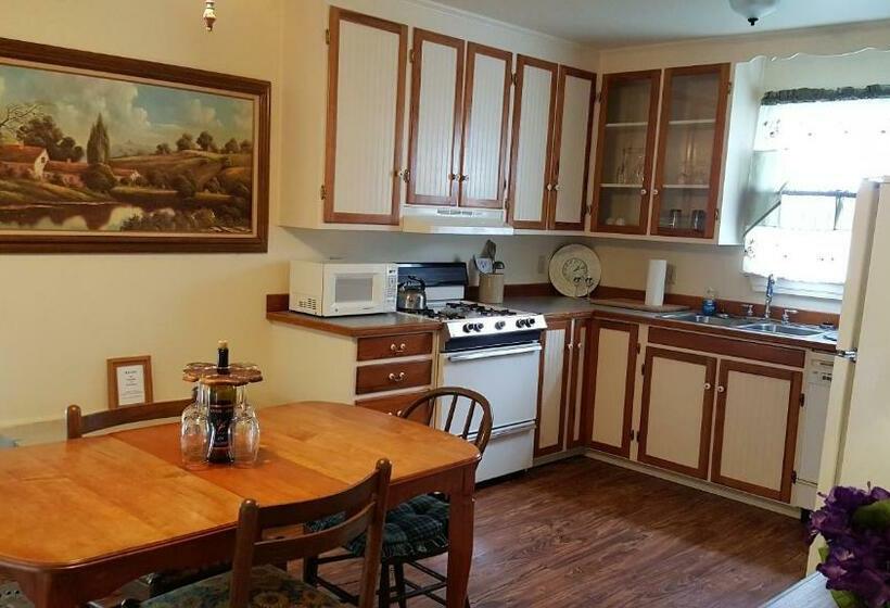 מיטת קינג בסוויטה, Full Moon Inn