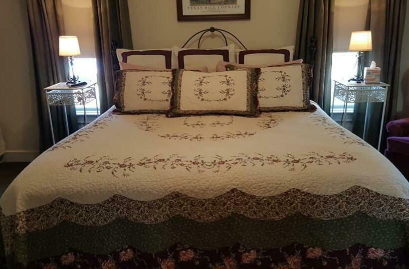 מיטת קינג בסוויטה, Full Moon Inn