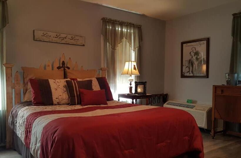 חדק דלוקס עם ג'קוזי, Full Moon Inn