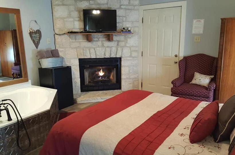 חדק דלוקס עם ג'קוזי, Full Moon Inn