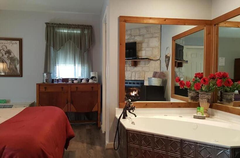 חדק דלוקס עם ג'קוזי, Full Moon Inn