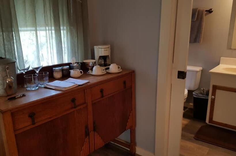 חדק דלוקס עם ג'קוזי, Full Moon Inn