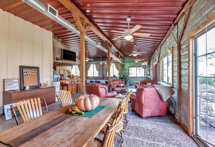 בקתת חדר, Full Moon Inn