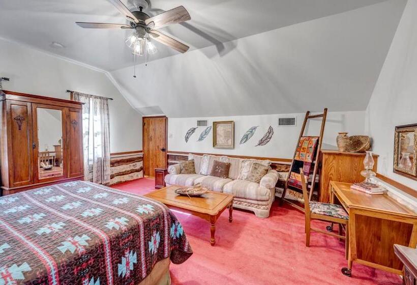 בקתת חדר, Full Moon Inn