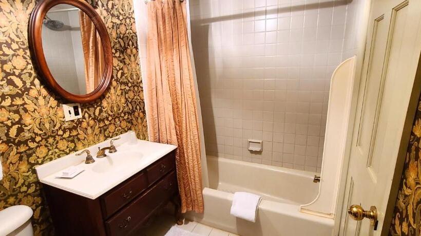 מיטת קינג בסוויטה, General Warren