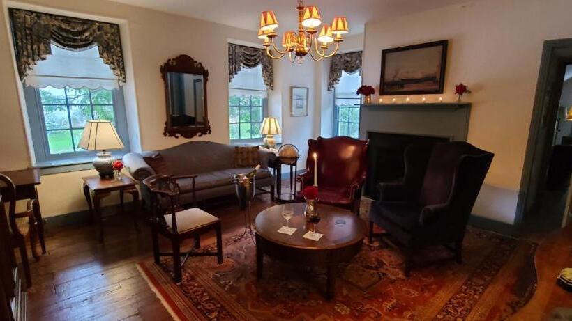 מיטת קינג בסוויטה, General Warren