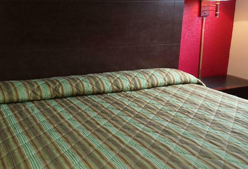 带大床的标准间, Hallmark Motel