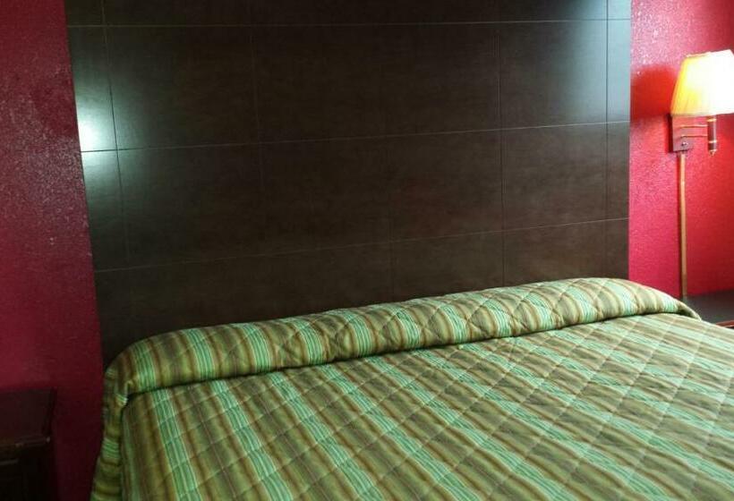 带大床的标准间, Hallmark Motel