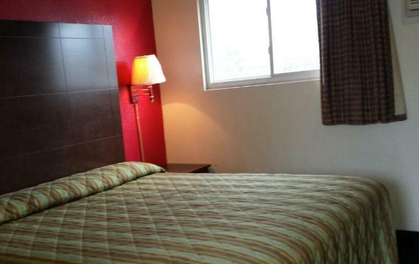 带大床的标准间, Hallmark Motel